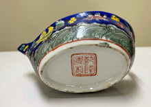 将图片加载到图库查看器，269 彩色瓷製茶壺, 造型特別, 有底款乾隆年製
